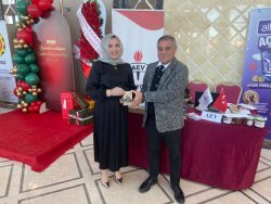 Elif Arıka teşekkür plaketi